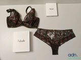 un soutien-gorge et une culotte exposés sur le mur
