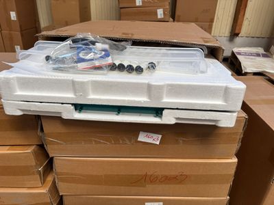 une pile de boîtes empilées les unes sur les autres