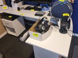 un bureau sur lequel se trouvent un ordinateur et un casque