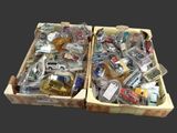 deux boîtes remplies de petites voitures de toutes sortes posées sur une table