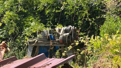 un banc en bois posé devant un tas de vieilleries
