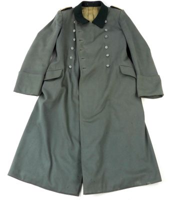 un manteau vert avec un col et des boutons noirs sur fond blanc
