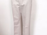 le mannequin porte un pantalon beige et une chemise blanche