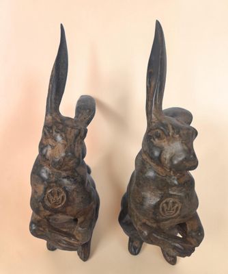 paire de figurines anciennes en fonte représentant des lapins