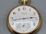 une montre de poche en or avec des chiffres romains sur le cadran