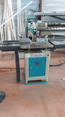 une image d'une machine qui travaille sur un morceau de bois