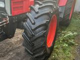 un tracteur rouge garé sur le bord de la route