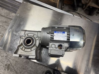 Moto réducteur BONFIGLIOLI Numéro de série: 338551