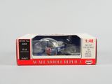 une petite maquette de voiture dans une boîte