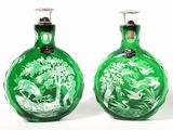 une paire de vases en verre vert ornés d'oiseaux et d'arbres