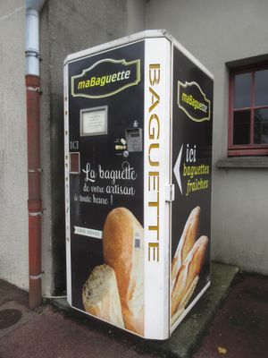 un distributeur automatique installé contre un immeuble