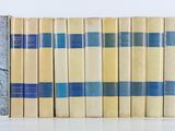 un grand nombre de livres alignés sur une étagère