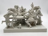 une statue représentant un groupe de personnes assises à une table