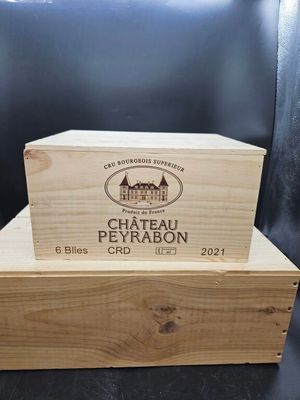 gros plan d'une boîte en bois portant une étiquette