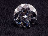 gros plan d'un diamant sur une surface noire