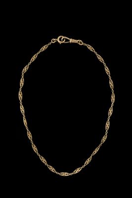 un bracelet en or avec un motif tressé sur fond noir