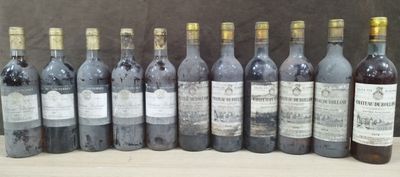plusieurs bouteilles de vin sont alignées sur une table