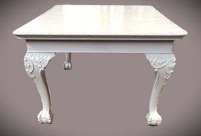 une table blanche avec un plateau blanc sur fond gris