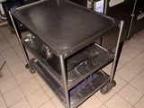 une table en métal avec une étagère posée dessus, dans une cuisine