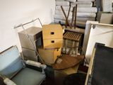 un tas de cartons et de chaises au milieu d'une pièce