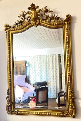 un miroir accroché au mur d'une pièce