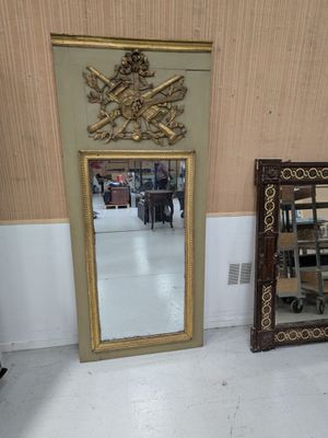un miroir posé à côté d'une chaise
