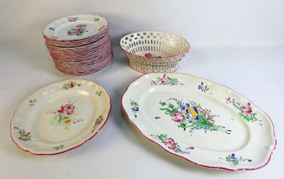 de nombreuses assiettes et bols posés sur une table blanche