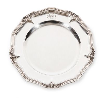une assiette en argent sur fond blanc