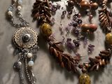 Les colliers et les bracelets sont présentés sur un socle en marbre