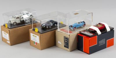 quatre modèles différents de voitures dans une vitrine