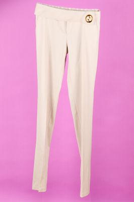 un pantalon blanc accroché à un mur rose