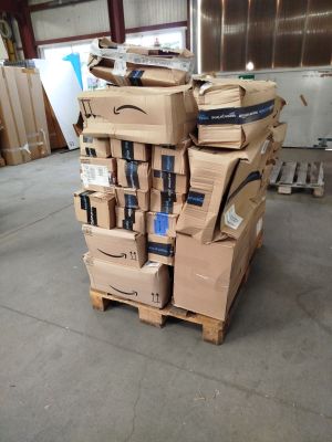 de nombreux cartons empilés les uns sur les autres dans un entrepôt