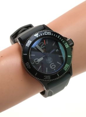 une montre au poignet d'une personne qui porte une montre