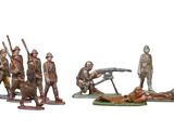 plusieurs figurines représentant des soldats et un homme mort dans un champ