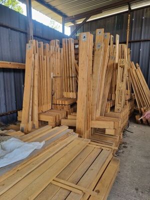plusieurs pièces de bois sont empilées dans un entrepôt