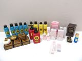 de nombreux types de produits de soins du corps exposés sur une table