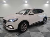 le 4x4 blanc est garé dans une grande pièce au sol en damier