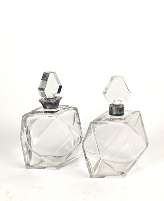 paire de flacons de parfum en cristal sur fond blanc, avec un espace réservé au texte