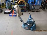 une machine posée à même le sol dans un garage