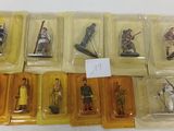 de nombreuses figurines dans des boîtes en plastique posées sur une table