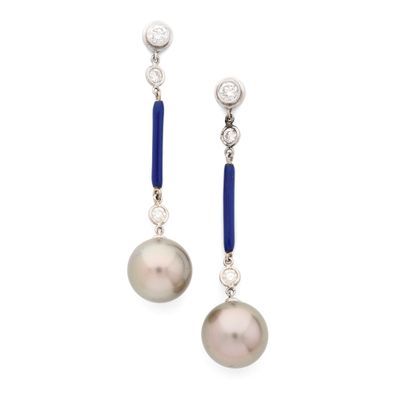 une paire de boucles d'oreilles en perles et diamants