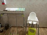 une chaise verte et une chaise blanche dans une pièce