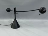 un gros plan d'une lampe posée sur une surface blanche, avec un fond gris