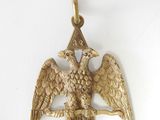 un pendentif en forme d'aigle en or, avec une couronne sur la tête