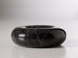 bracelet rigide noir marbré avec un fermoir doré