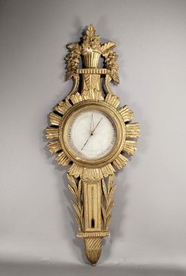 une horloge en or sur le mur avec un oiseau dessus