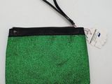 un sac à main vert avec une bandoulière noire et une étiquette
