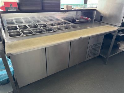 une cuisine où il y a beaucoup de nourriture sur le plan de travail