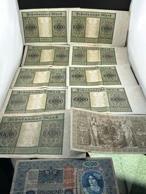 beaucoup de vieux billets de banque posés sur une table