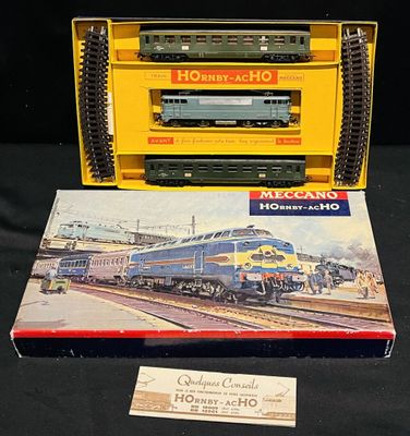 une boîte avec l'image d'un train sur le devant et une boîte avec l'image d'un train au dos